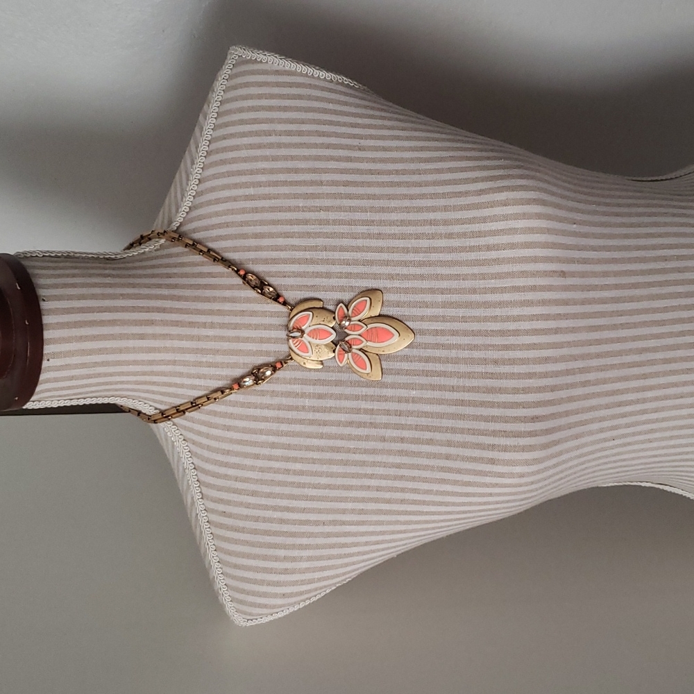 Stella & Dot Hibiscus flower necklace.